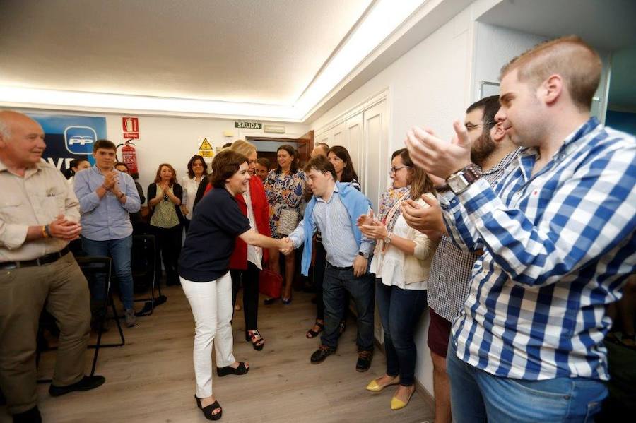 La candidata a la Presidencia del PP Soraya Sáenz de Santamaría atiende a los medios tras mantener un encuentro con afiliados en Oviedo.