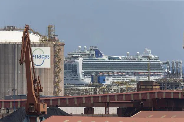 El crucero 'Ventura' trae a Gijón cientos de turistas
