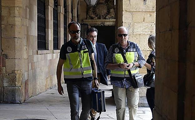 Los agentes de la UDEF, saliendo del Ayuntamiento de Oviedo con documentación dentro de las investigaciones por la 'Operación Enredadera'