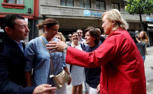 Imagen. Sáenz de Santamaría, junto a Mercedes Fernández ante la sede del PP en Oviedo.