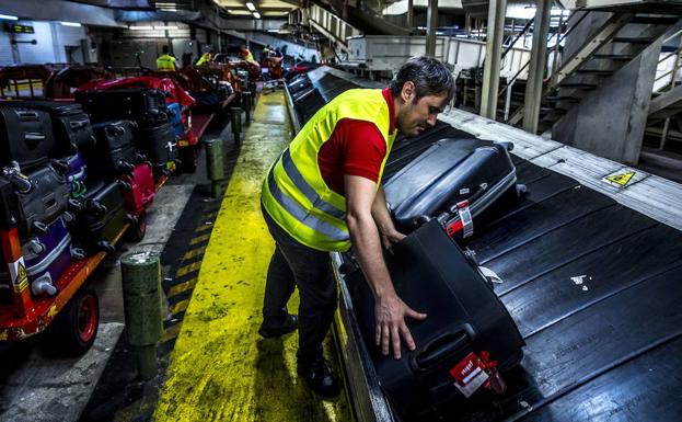 Trabajadores del aeropuerto de Loiu. 