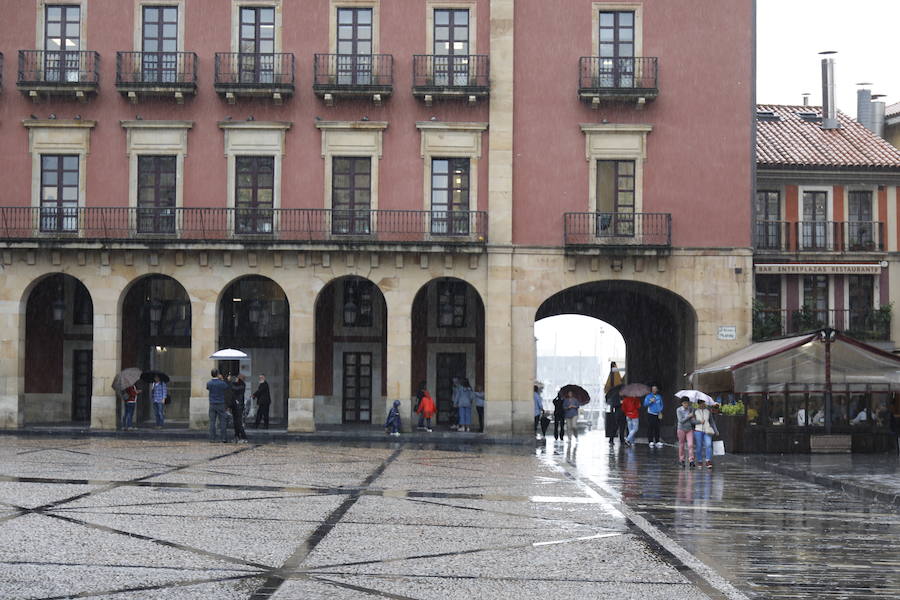 Asturias se encuentra en alerta amarilla por las fuertes lluvias y varias localidades de la región se han visto afectadas por las mismas. En Cudillero y en Oviedo se han producido inundaciones y argayos.