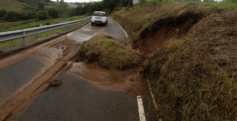 Asturias se encuentra en alerta amarilla por las fuertes lluvias y varias localidades de la región se han visto afectadas por las mismas. En Cudillero y en Oviedo se han producido inundaciones y argayos.