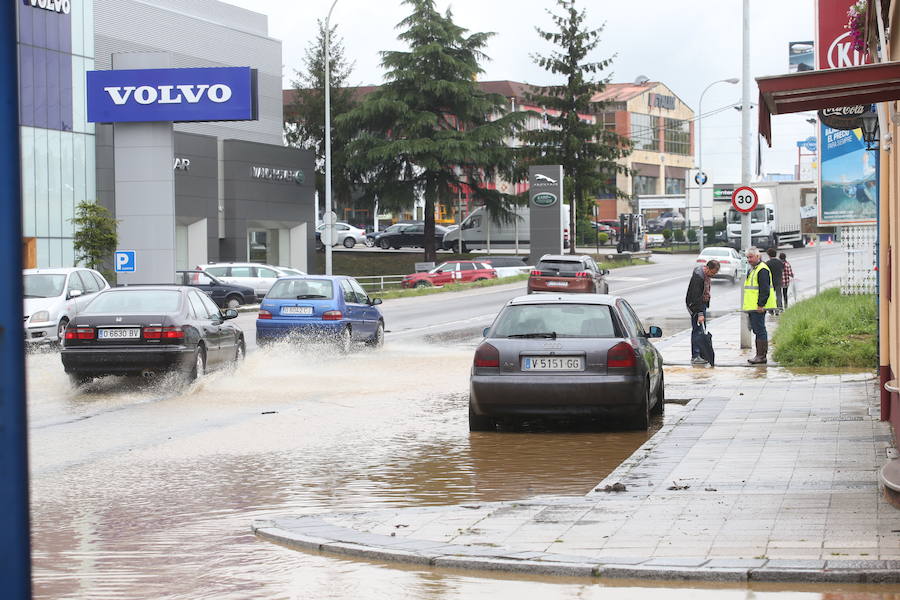 Asturias se encuentra en alerta amarilla por las fuertes lluvias y varias localidades de la región se han visto afectadas por las mismas. En Cudillero y en Oviedo se han producido inundaciones y argayos.