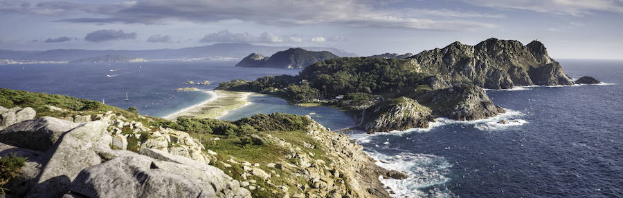 Islas Atlánticas de Galicia (Pontevedra y A Coruña). «Es sin duda un lugar donde descubrir los misterios y leyendas del Atlántico». Con estas palabras promociona el parque el Ministerio de Medio Ambiente, que ensalza la belleza de la cadena de islas que se encuentran entre las rías de Arousa y la de Vigo. La diversidad de paisajes coincide con la rica diversidad marina que alberga. 