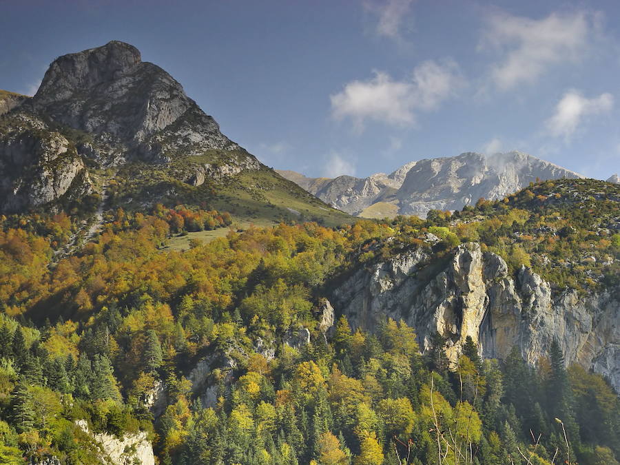 Ordesa y Monte Perdido (Pirineo aragonés). Este año también celebra su centenario, ya que fue creado en agosto de 1918. Es un paisaje de grandes contrastes, desde la extrema aridez y la nieve de las zonas altas a los verdes bosques y prados de los valles. Está dominado por el macizo de Monte Perdido (3.355 metros de altitud).