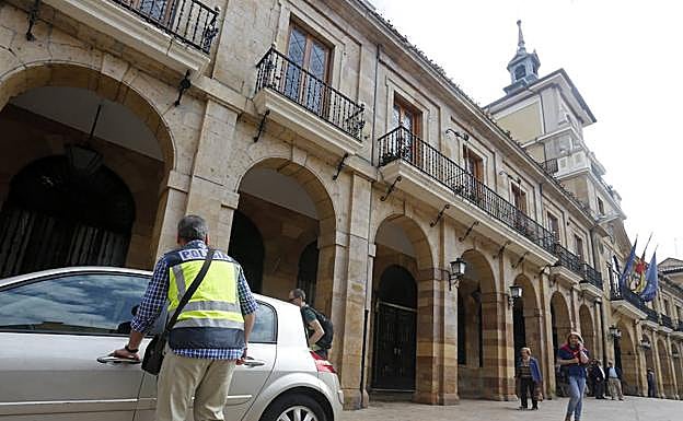 Los registros de la operación 'Enredadera' llegaron a Gijón al piso del jefe de la policía local de Oviedo