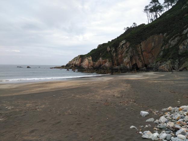 La playa de Sabugo, en Valdés, es la única del concejo con autorización para perros todo el año. 