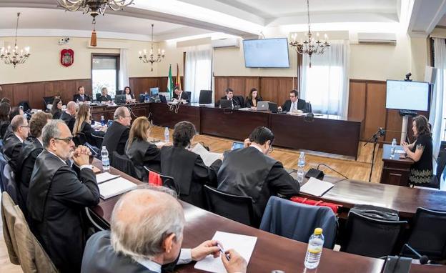 La exconsejera de la Junta de Andalucía, Mar Moreno (d), declara como testigo en el juicio de la pieza política de los ERE contra 22 ex altos cargos de la Junta de Andalucía. 