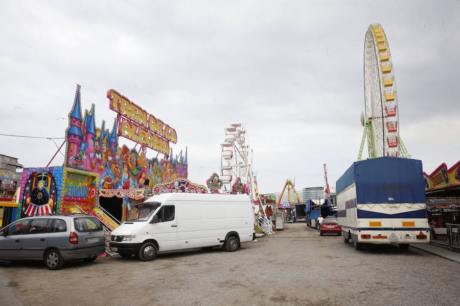 A pocas horas del inicio de una nueva edición de la Semana Negra de Gijón, expositores, atracciones y puntos de venta de comida ultiman los preparativos. 