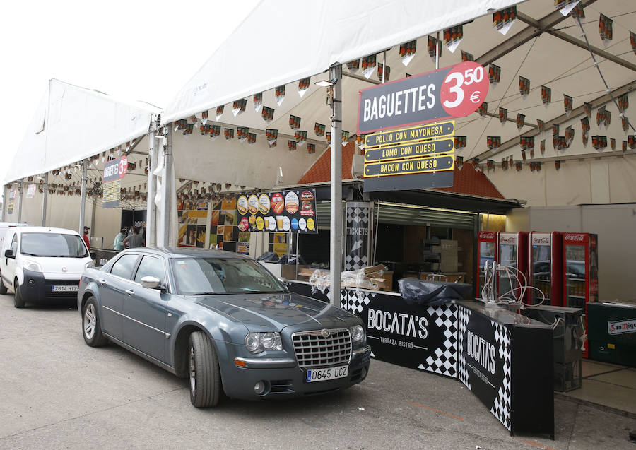 A pocas horas del inicio de una nueva edición de la Semana Negra de Gijón, expositores, atracciones y puntos de venta de comida ultiman los preparativos. 