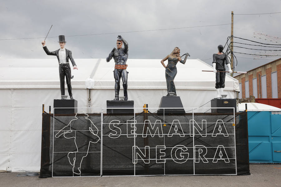 A pocas horas del inicio de una nueva edición de la Semana Negra de Gijón, expositores, atracciones y puntos de venta de comida ultiman los preparativos. 