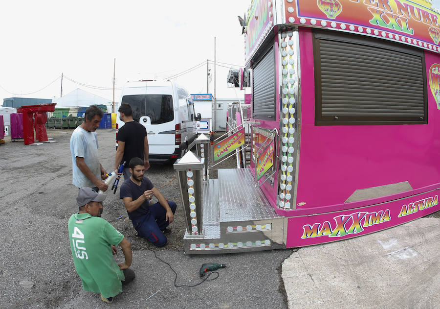 A pocas horas del inicio de una nueva edición de la Semana Negra de Gijón, expositores, atracciones y puntos de venta de comida ultiman los preparativos. 