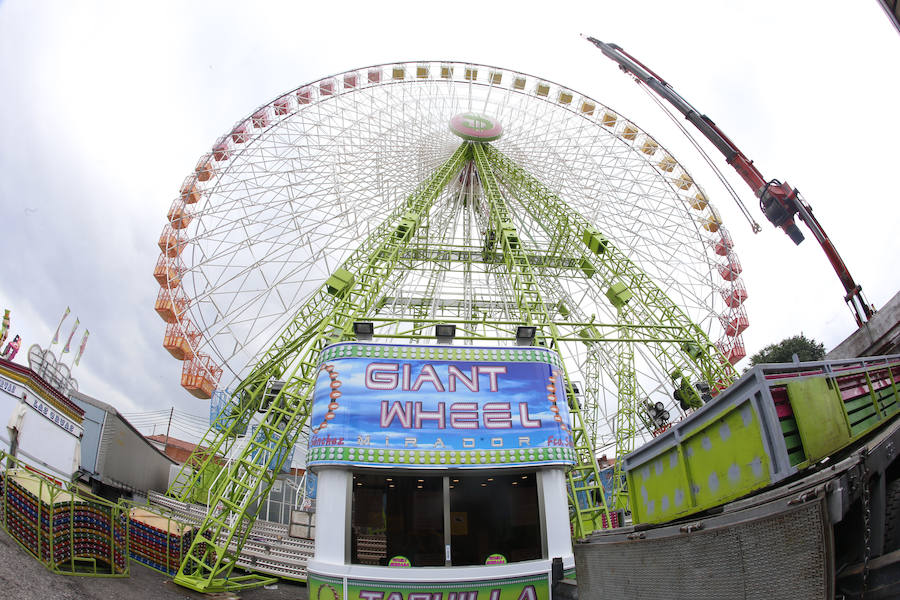 A pocas horas del inicio de una nueva edición de la Semana Negra de Gijón, expositores, atracciones y puntos de venta de comida ultiman los preparativos. 