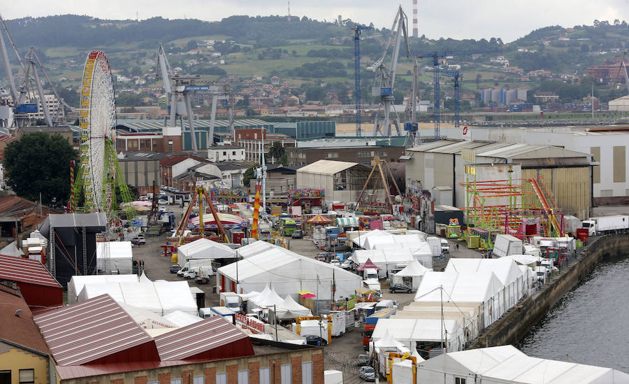 A pocas horas del inicio de una nueva edición de la Semana Negra de Gijón, expositores, atracciones y puntos de venta de comida ultiman los preparativos. 
