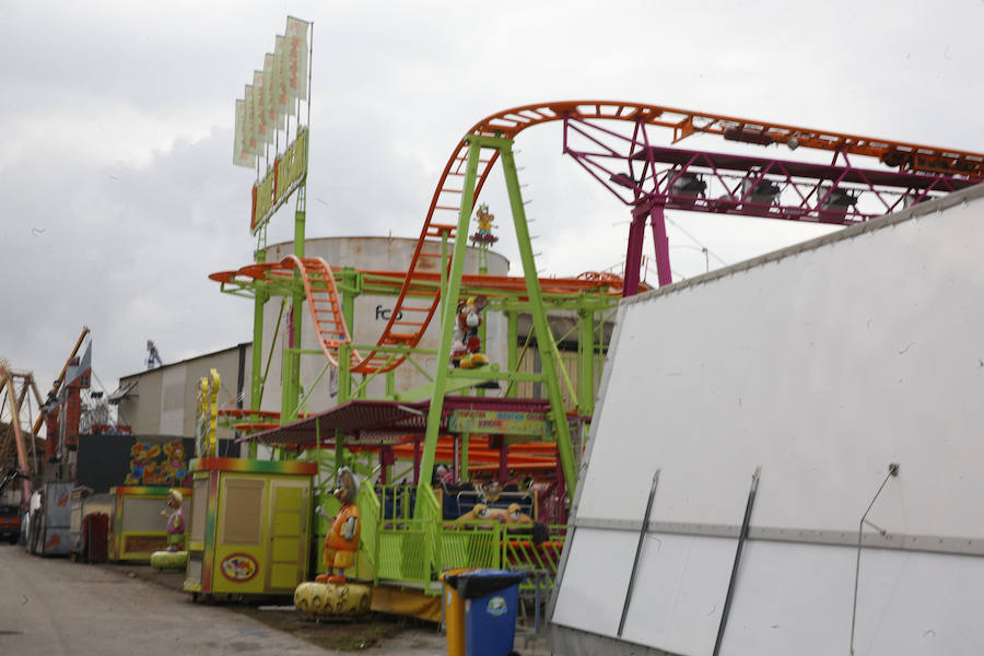 A pocas horas del inicio de una nueva edición de la Semana Negra de Gijón, expositores, atracciones y puntos de venta de comida ultiman los preparativos. 