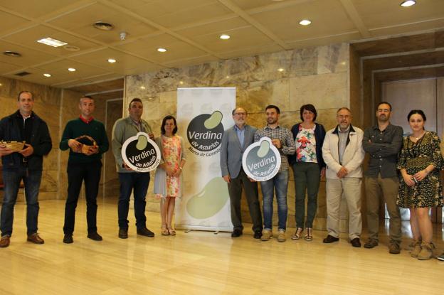 El presidente de la IGP Faba Asturiana junto a la consejera de Desarrollo Rural, con el director general Jesús Casas y varios productores y técnicos. 