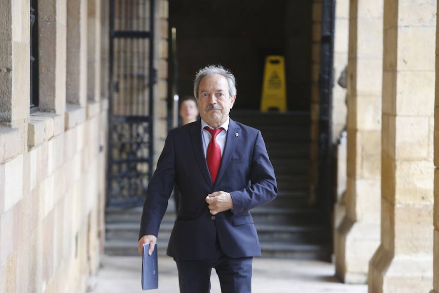 El alcalde ha realizado este anuncio en una rueda de prensa convocada con urgencia, después de analizar una serie de «hechos que se han ido acumulando a lo largo del tiempo», siendo los últimos los que han «dañado al colectivo».