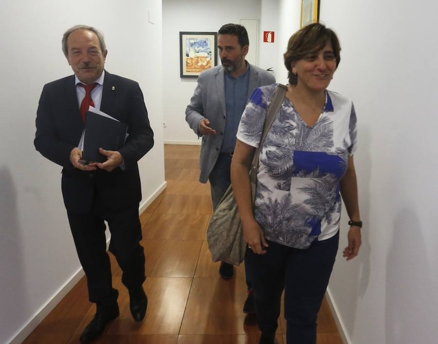 El alcalde ha realizado este anuncio en una rueda de prensa convocada con urgencia, después de analizar una serie de «hechos que se han ido acumulando a lo largo del tiempo», siendo los últimos los que han «dañado al colectivo».