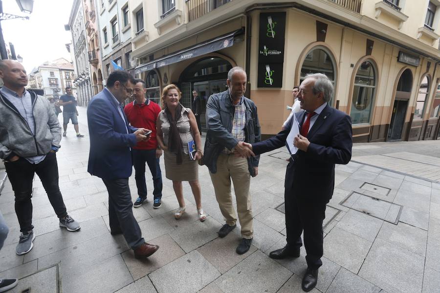 El alcalde saluda a miembros de los sindicatos de la Policía Local de Oviedo.