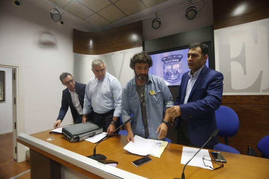 El alcalde ha realizado este anuncio en una rueda de prensa convocada con urgencia, después de analizar una serie de «hechos que se han ido acumulando a lo largo del tiempo», siendo los últimos los que han «dañado al colectivo».
