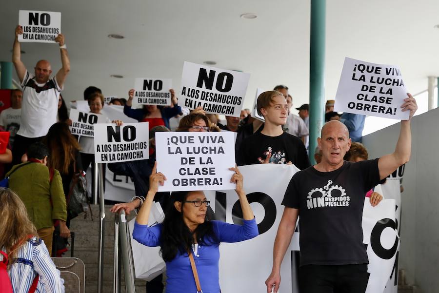El 'tren negro' ha llegado a Gijón, dando el pistoletazo de salida oficial a la XXXI Semana Negra. A su llegada a la estación, los escritores y responsables de la organización han sido recibidos por los afectados por los desahucios de La Camocha, que han exhibido pancartas contra la decisión de la administración concursal de la antigua minera. 