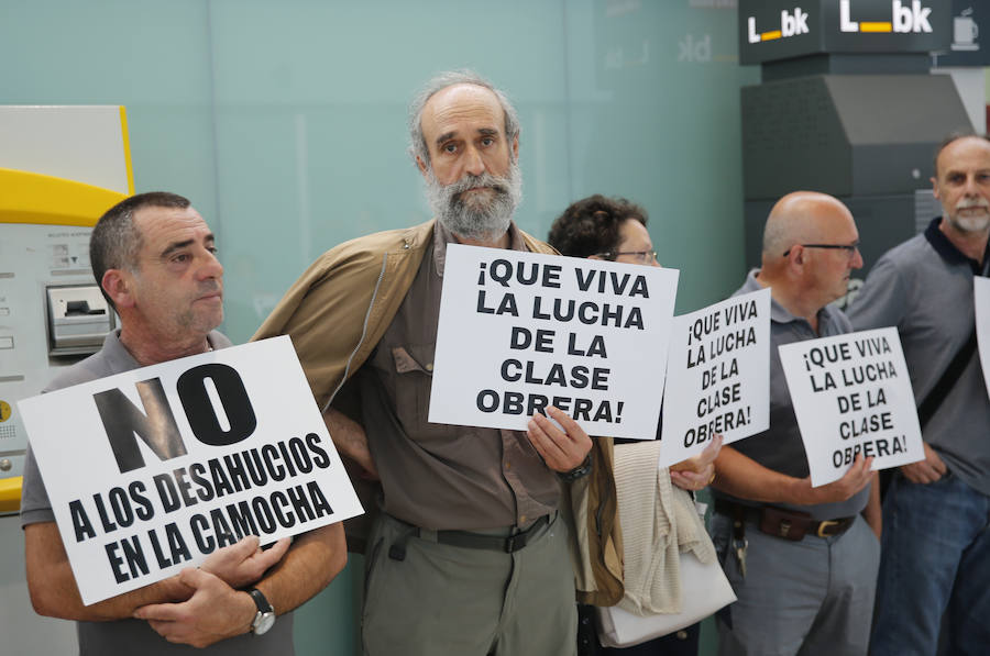 El 'tren negro' ha llegado a Gijón, dando el pistoletazo de salida oficial a la XXXI Semana Negra. A su llegada a la estación, los escritores y responsables de la organización han sido recibidos por los afectados por los desahucios de La Camocha, que han exhibido pancartas contra la decisión de la administración concursal de la antigua minera. 