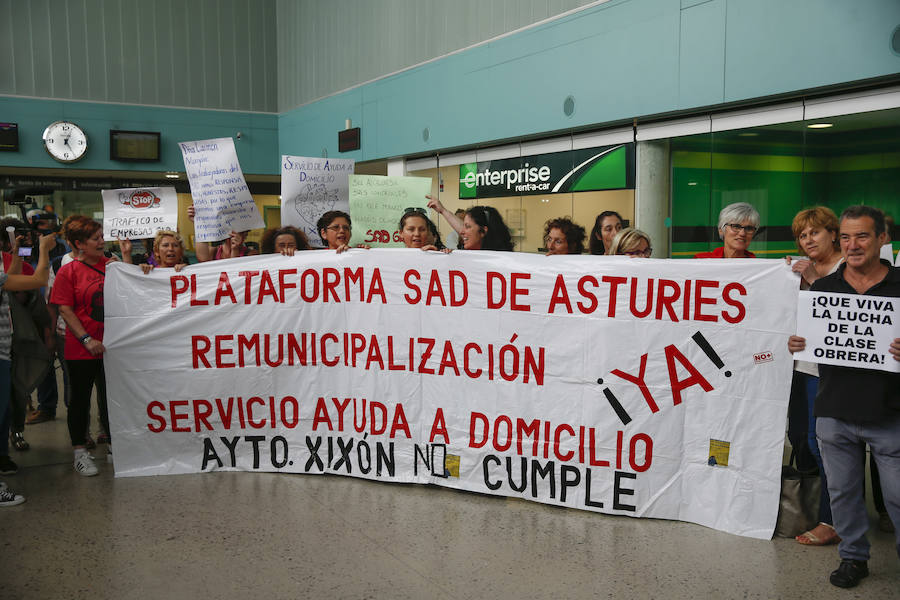 El 'tren negro' ha llegado a Gijón, dando el pistoletazo de salida oficial a la XXXI Semana Negra. A su llegada a la estación, los escritores y responsables de la organización han sido recibidos por los afectados por los desahucios de La Camocha, que han exhibido pancartas contra la decisión de la administración concursal de la antigua minera. 