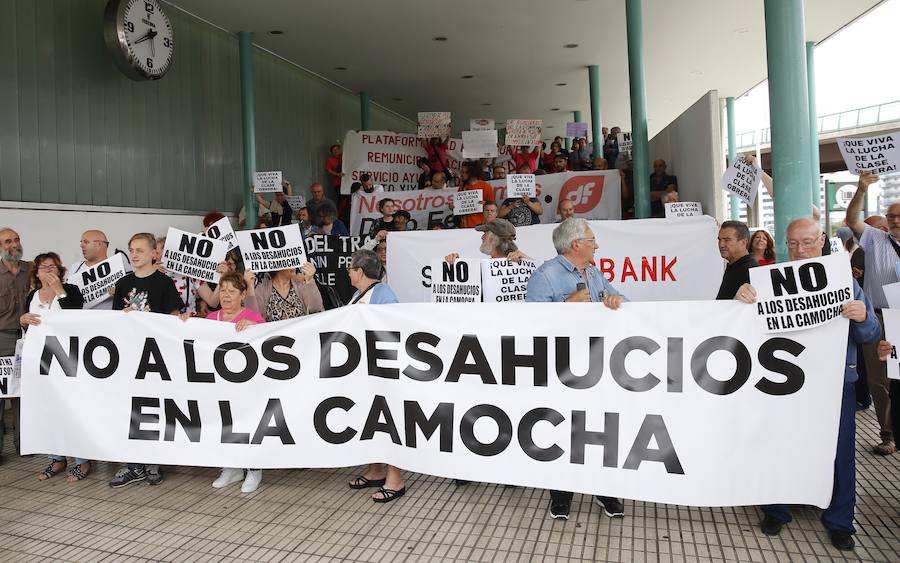 El 'tren negro' ha llegado a Gijón, dando el pistoletazo de salida oficial a la XXXI Semana Negra. A su llegada a la estación, los escritores y responsables de la organización han sido recibidos por los afectados por los desahucios de La Camocha, que han exhibido pancartas contra la decisión de la administración concursal de la antigua minera. 