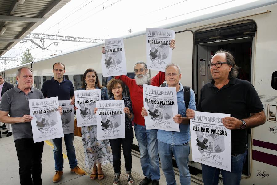El 'tren negro' ha llegado a Gijón, dando el pistoletazo de salida oficial a la XXXI Semana Negra. A su llegada a la estación, los escritores y responsables de la organización han sido recibidos por los afectados por los desahucios de La Camocha, que han exhibido pancartas contra la decisión de la administración concursal de la antigua minera. 