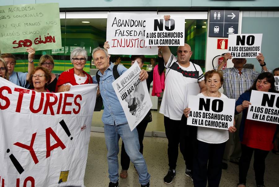 El 'tren negro' ha llegado a Gijón, dando el pistoletazo de salida oficial a la XXXI Semana Negra. A su llegada a la estación, los escritores y responsables de la organización han sido recibidos por los afectados por los desahucios de La Camocha, que han exhibido pancartas contra la decisión de la administración concursal de la antigua minera. 