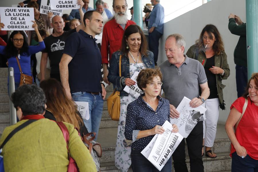 El 'tren negro' ha llegado a Gijón, dando el pistoletazo de salida oficial a la XXXI Semana Negra. A su llegada a la estación, los escritores y responsables de la organización han sido recibidos por los afectados por los desahucios de La Camocha, que han exhibido pancartas contra la decisión de la administración concursal de la antigua minera. 