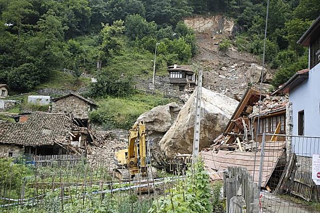 La excavadora llega al talud en La Cortina
