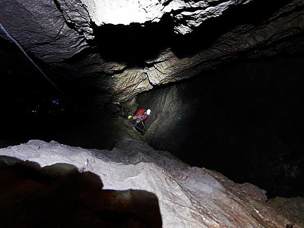 Los espeleólogos, en uno de sus anteriores intentos de conquistar la sima cabraliega. 