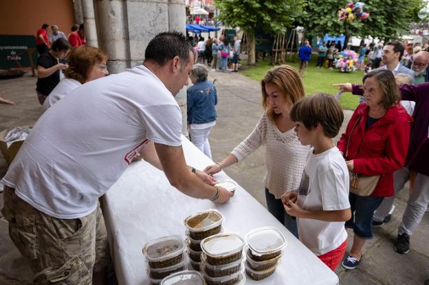 Ribadedenses y visitantes hicieron cola para poder degustar una ración de la Cazuela Indiana.