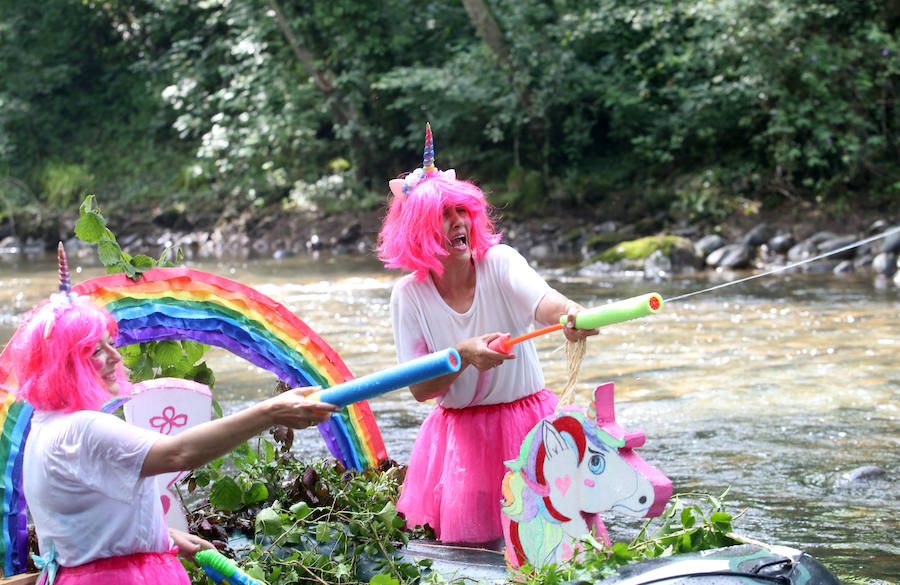 Los trubiecos han celebrado este sábado una nueva edición de su colorido Descenso Folclórico del Río Trubia, en el que, un año más, han dado muestra de creatividad y buen humor. 