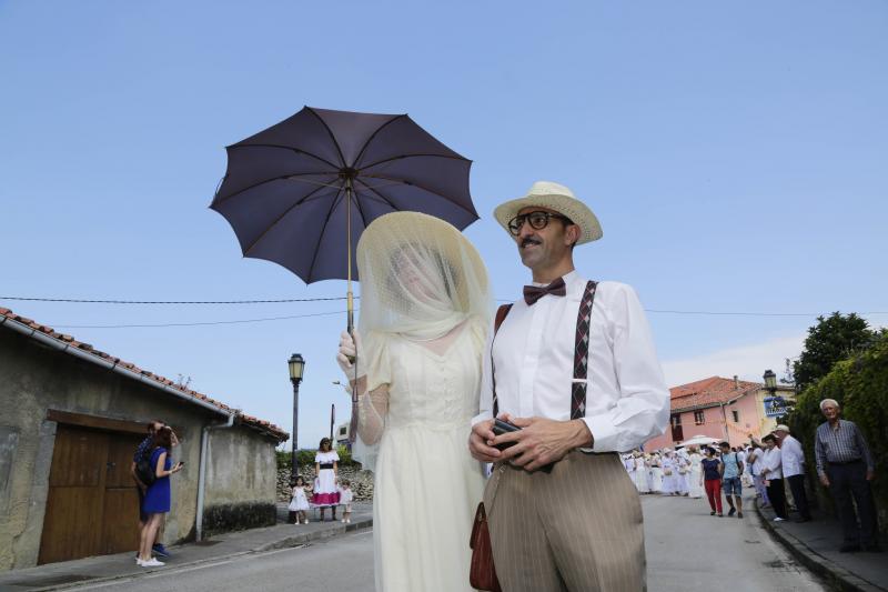 Centenares de personas han disfrutado en Colombres de una edición de la Feria de Indianos, una cita que ha servido para reforzar lazos con Cuba. Su gastronomía, su música y su cultura han estado muy presentes en esta fiesta caracterizada por los vestidos y trajes blancos que han iluminado la villa indiana. 