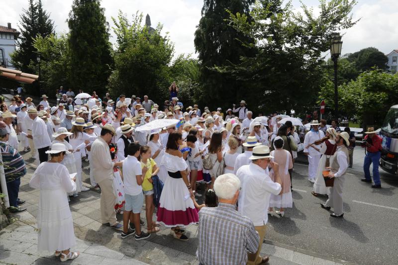 Centenares de personas han disfrutado en Colombres de una edición de la Feria de Indianos, una cita que ha servido para reforzar lazos con Cuba. Su gastronomía, su música y su cultura han estado muy presentes en esta fiesta caracterizada por los vestidos y trajes blancos que han iluminado la villa indiana. 