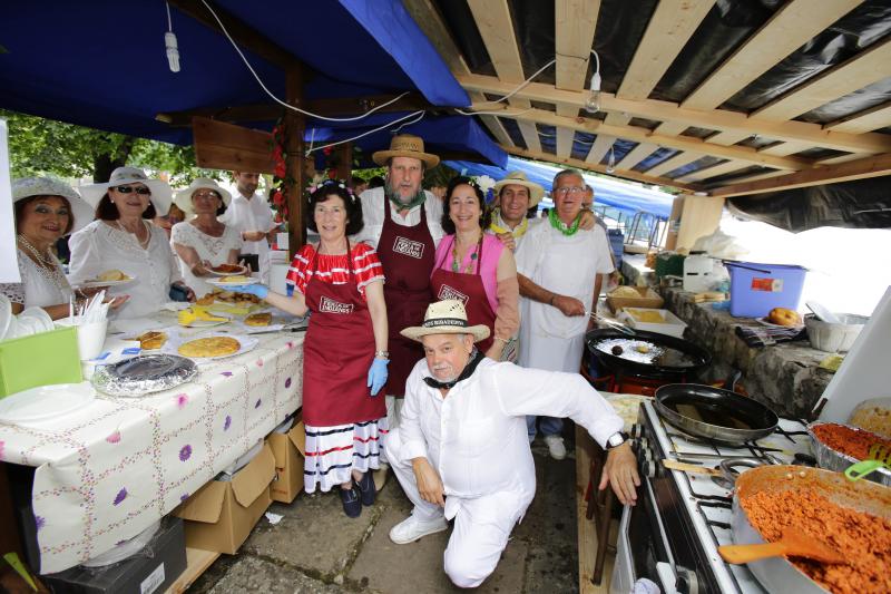 Centenares de personas han disfrutado en Colombres de una edición de la Feria de Indianos, una cita que ha servido para reforzar lazos con Cuba. Su gastronomía, su música y su cultura han estado muy presentes en esta fiesta caracterizada por los vestidos y trajes blancos que han iluminado la villa indiana. 