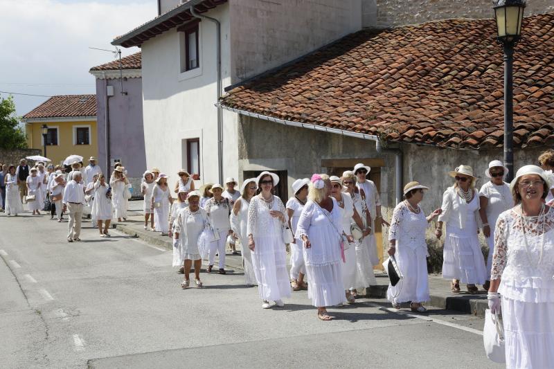 Centenares de personas han disfrutado en Colombres de una edición de la Feria de Indianos, una cita que ha servido para reforzar lazos con Cuba. Su gastronomía, su música y su cultura han estado muy presentes en esta fiesta caracterizada por los vestidos y trajes blancos que han iluminado la villa indiana. 