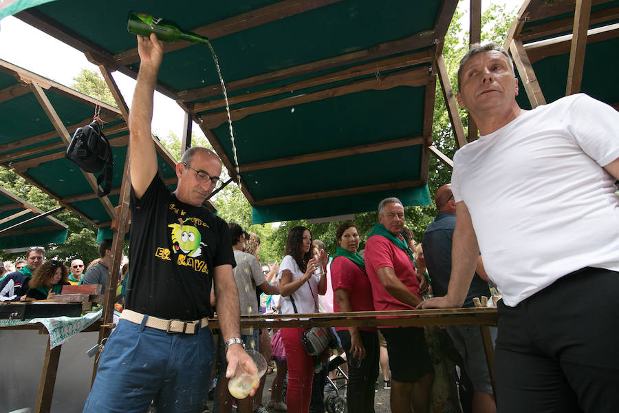 Centenares de personas disfrutan desde primera hora del día grande del XLI Festival de la Sidra de Nava, todo un homenaje a la sidra natural. El intenso programa incluye degustaciones, catas, concursos de escanciado, actuaciones musicales y verbenas, entre otras sorpresas. 