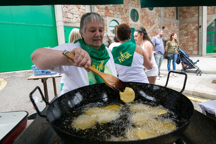 Centenares de personas disfrutan desde primera hora del día grande del XLI Festival de la Sidra de Nava, todo un homenaje a la sidra natural. El intenso programa incluye degustaciones, catas, concursos de escanciado, actuaciones musicales y verbenas, entre otras sorpresas. 