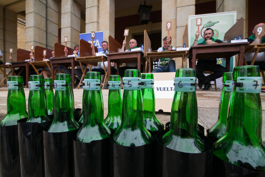 Centenares de personas disfrutan desde primera hora del día grande del XLI Festival de la Sidra de Nava, todo un homenaje a la sidra natural. El intenso programa incluye degustaciones, catas, concursos de escanciado, actuaciones musicales y verbenas, entre otras sorpresas. 