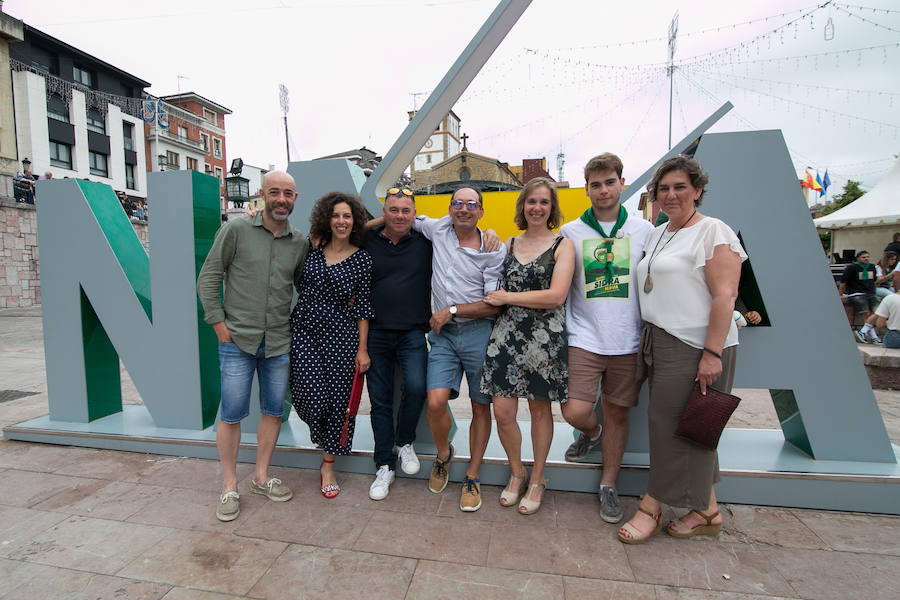 Centenares de personas disfrutan desde primera hora del día grande del XLI Festival de la Sidra de Nava, todo un homenaje a la sidra natural. El intenso programa incluye degustaciones, catas, concursos de escanciado, actuaciones musicales y verbenas, entre otras sorpresas. 