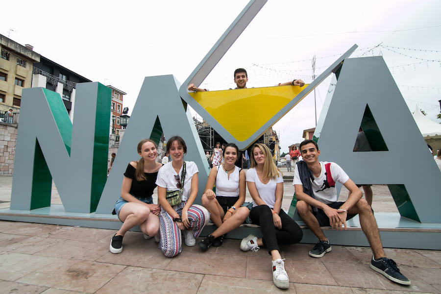 Centenares de personas disfrutan desde primera hora del día grande del XLI Festival de la Sidra de Nava, todo un homenaje a la sidra natural. El intenso programa incluye degustaciones, catas, concursos de escanciado, actuaciones musicales y verbenas, entre otras sorpresas. 