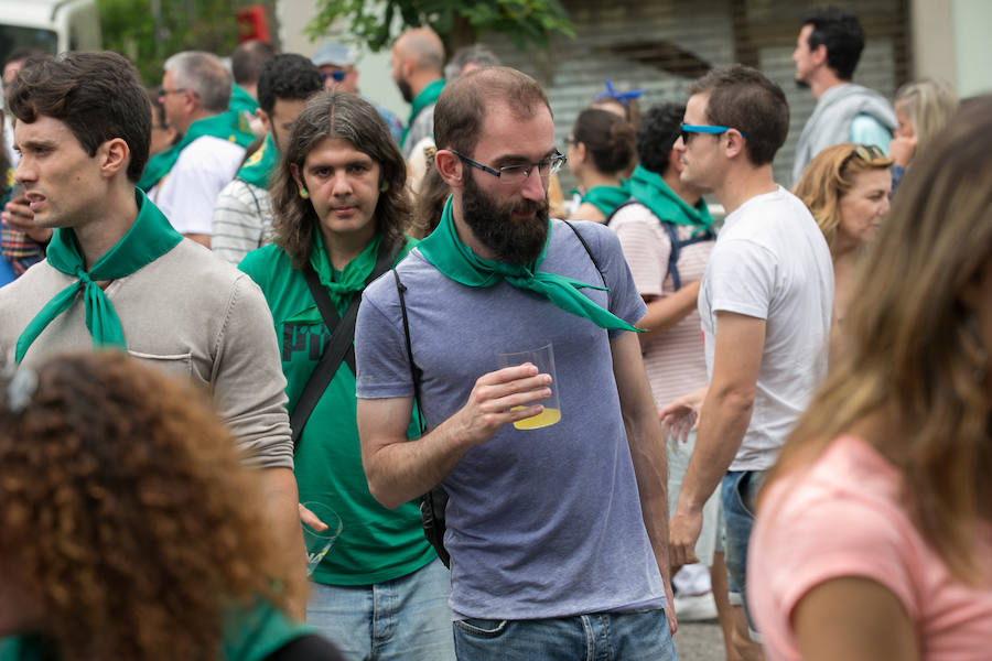 Centenares de personas disfrutan desde primera hora del día grande del XLI Festival de la Sidra de Nava, todo un homenaje a la sidra natural. El intenso programa incluye degustaciones, catas, concursos de escanciado, actuaciones musicales y verbenas, entre otras sorpresas. 