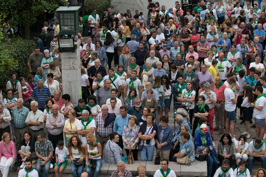 Centenares de personas disfrutan desde primera hora del día grande del XLI Festival de la Sidra de Nava, todo un homenaje a la sidra natural. El intenso programa incluye degustaciones, catas, concursos de escanciado, actuaciones musicales y verbenas, entre otras sorpresas. 