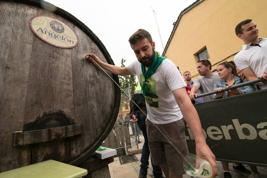 Centenares de personas disfrutan desde primera hora del día grande del XLI Festival de la Sidra de Nava, todo un homenaje a la sidra natural. El intenso programa incluye degustaciones, catas, concursos de escanciado, actuaciones musicales y verbenas, entre otras sorpresas. 