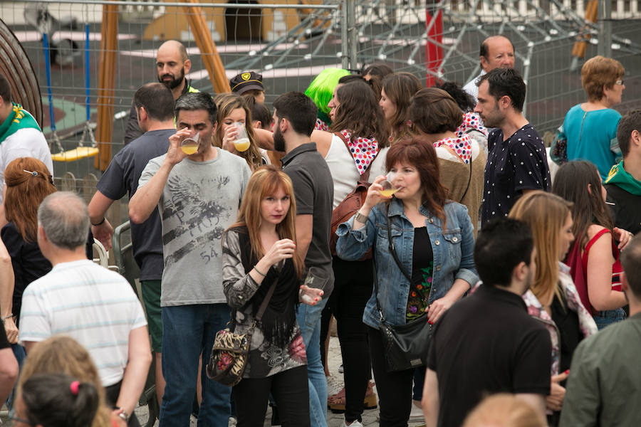 Centenares de personas disfrutan desde primera hora del día grande del XLI Festival de la Sidra de Nava, todo un homenaje a la sidra natural. El intenso programa incluye degustaciones, catas, concursos de escanciado, actuaciones musicales y verbenas, entre otras sorpresas. 