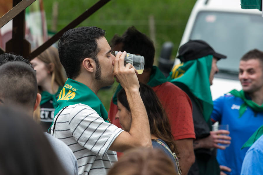 Centenares de personas disfrutan desde primera hora del día grande del XLI Festival de la Sidra de Nava, todo un homenaje a la sidra natural. El intenso programa incluye degustaciones, catas, concursos de escanciado, actuaciones musicales y verbenas, entre otras sorpresas. 